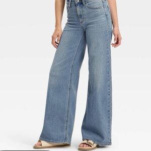 Universal Thread Wide-Leg High-Rise Jeans in Light Blue